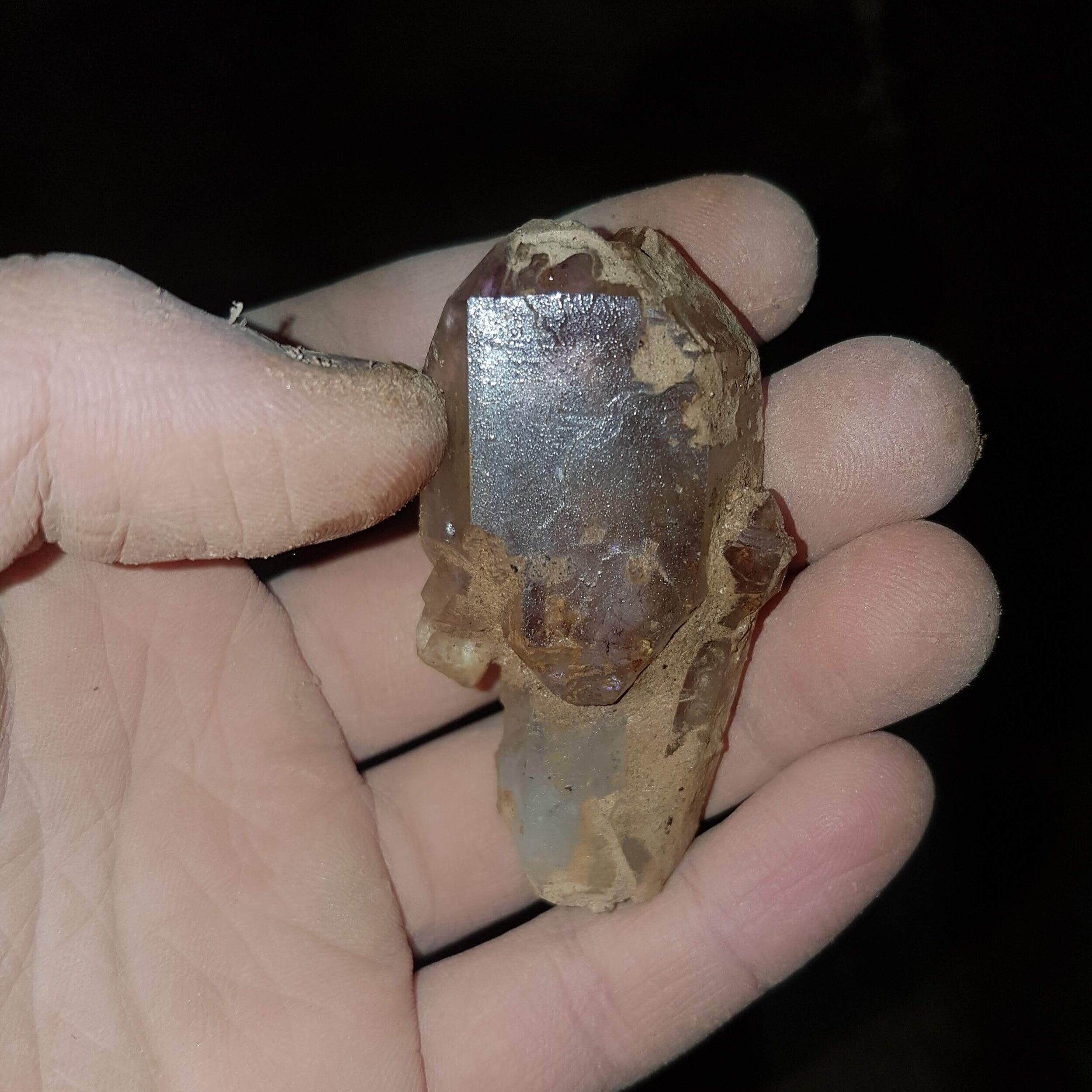 7cm+ lustrous amethyst scepter with complex termination and a sidecar. The scepter is complete all-around.